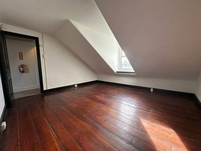 Building Photo - Amazing 4-Bedroom Apartment Located in Nor...