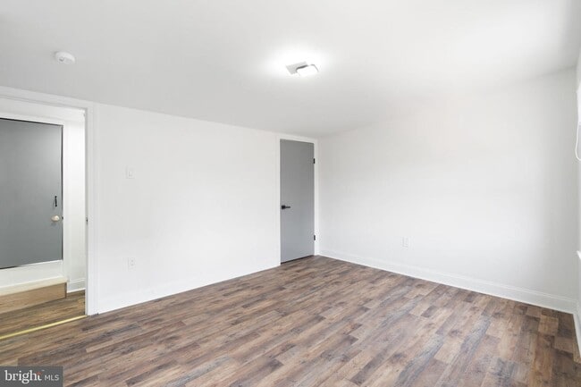 Building Photo - 7 E Oxford St