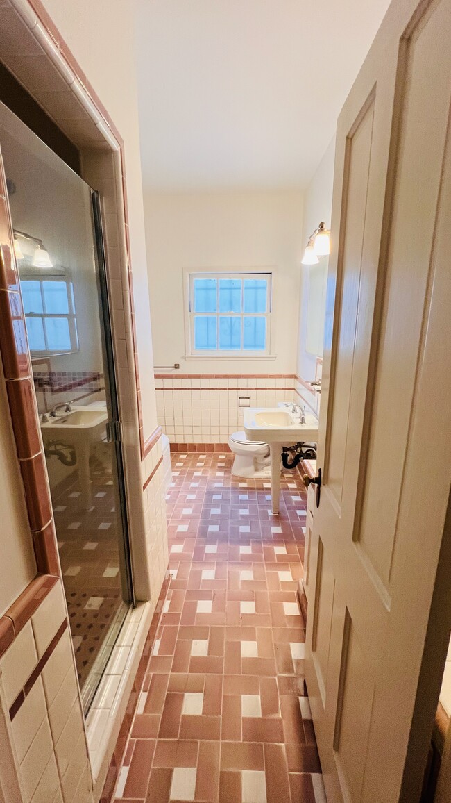 5 Piece Bathroom with Additional Storage - 1064 S Orange Grove Ave