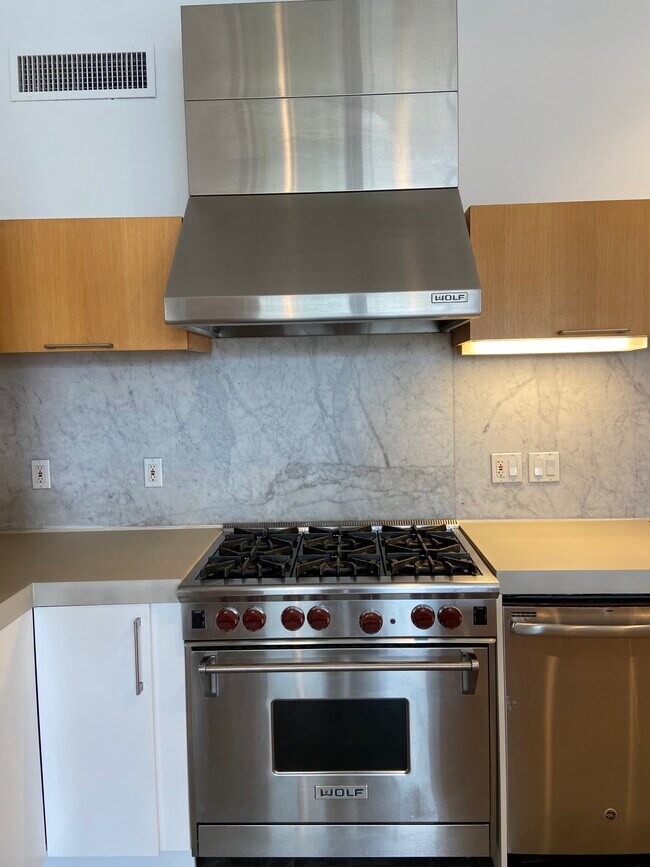 Building Photo - 615 Hampton Dr