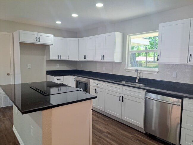 Building Photo - 5 bedroom / 2 bath