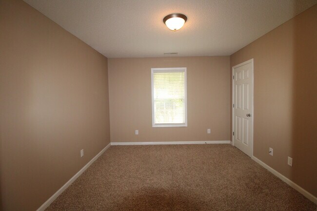 Building Photo - 2105 Hobbit Way