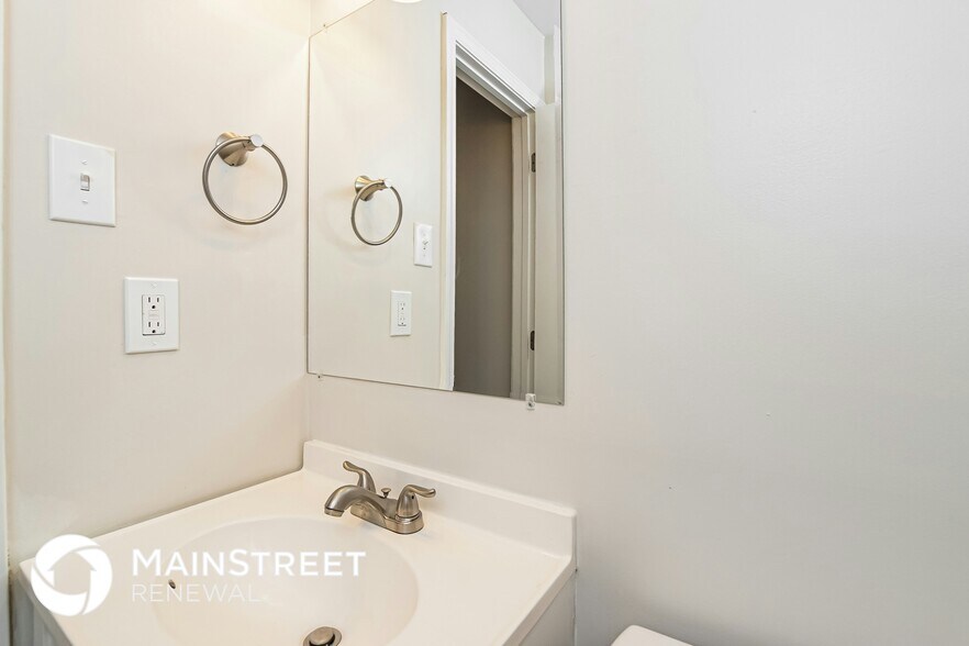 Building Photo - 1049 Roswell Rd