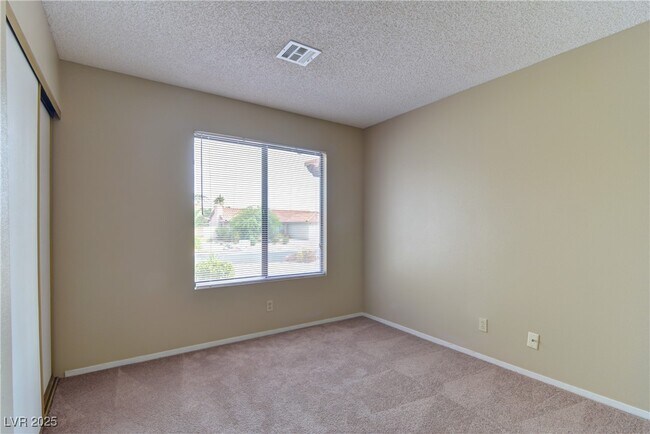 Building Photo - 389 Newbury Ct