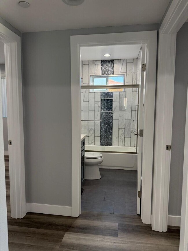 Building Photo - 1348-1348 E Vernon Ave