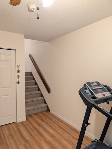 Building Photo - 565 Quaker Ln