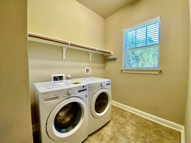 Building Photo - 3 Bedroom 2.5 Bathroom Detached Condo in South Austin!!