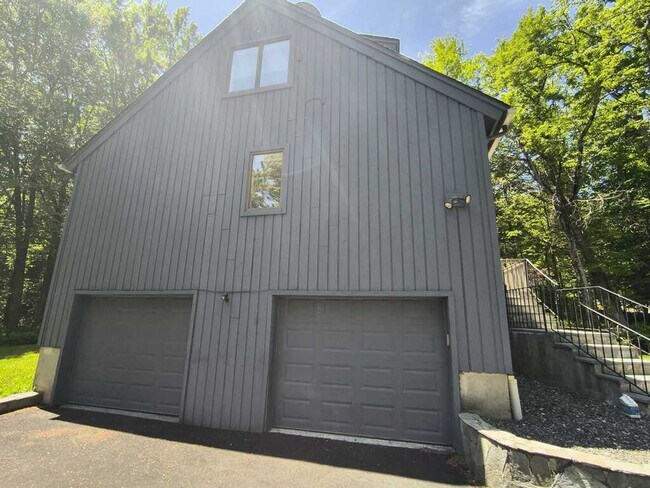 Building Photo - 421 E Hyerdale Dr