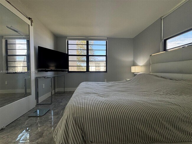 Building Photo - 10865 SW 112th Ave