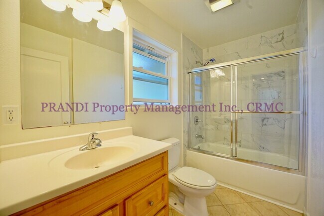 Building Photo - Sun Valley Duplex with Garage and Great La...