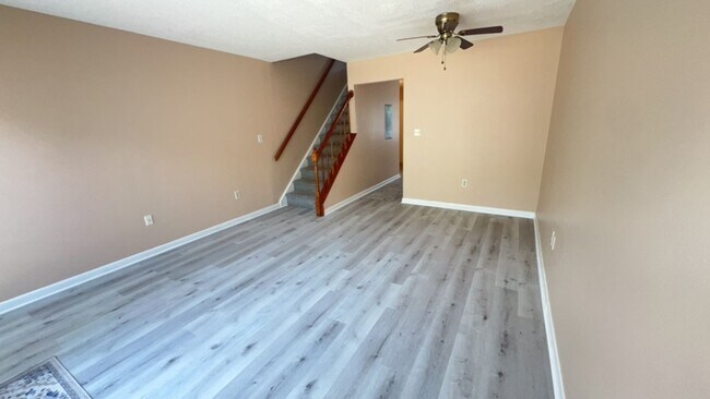 Building Photo - 2BR/2.5BA Townhome