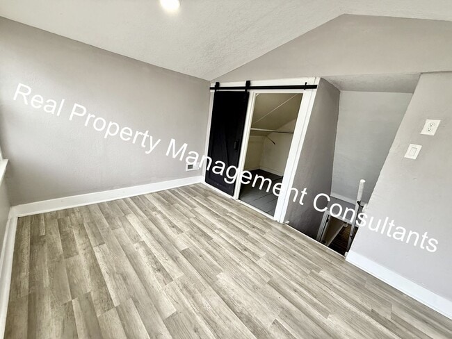 Building Photo - 3-Bedroom Home with Modern Updates Throughout