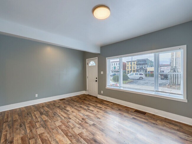 Building Photo - Newly Renovated Single Family Home in Midtown