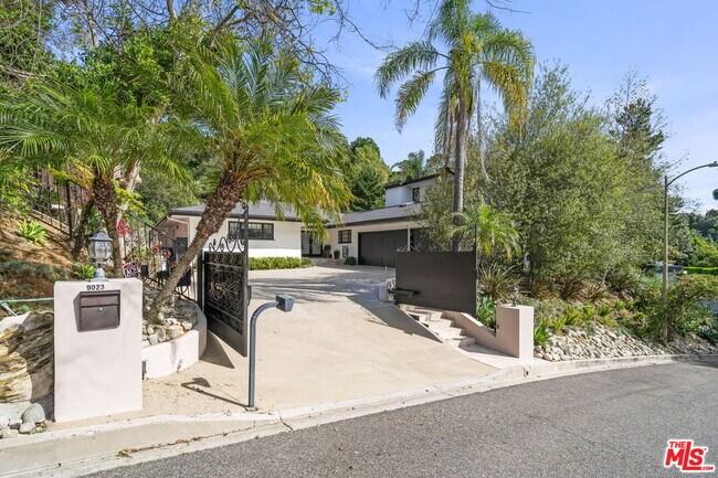 Building Photo - 9023 Alto Cedro Dr