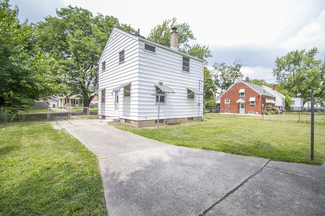 Building Photo - 3350 Beaumont Dr