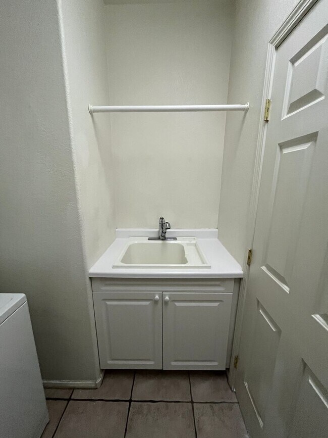 Building Photo - Lovely Gated Townhome Single Story Community.