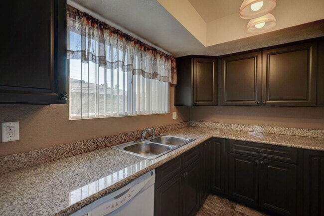 Building Photo - 3301 W Loma Ln