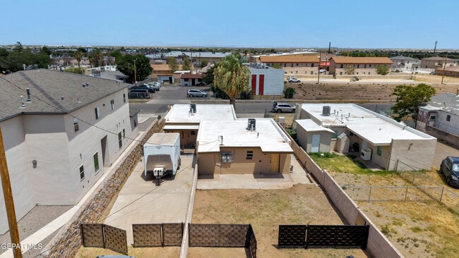 Building Photo - 8931 Robert Dr