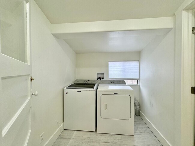 Building Photo - B1417-1421