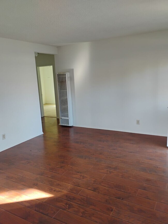 Building Photo - 18924-18934 Gault Street