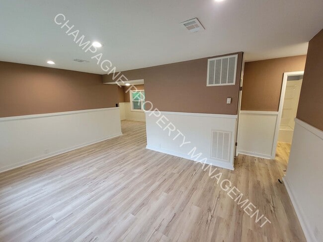 Building Photo - Large home in Ruskin!