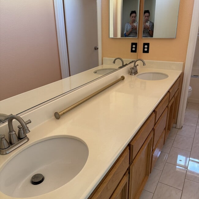 Building Photo - Great location near park and shopping