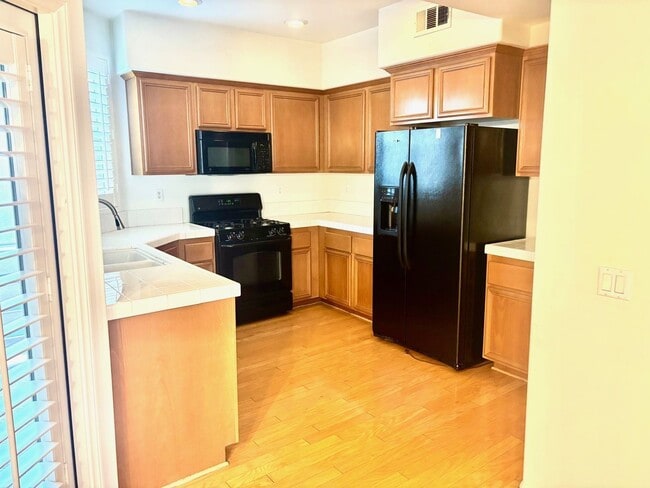 Building Photo - 1965 Oakwood Way