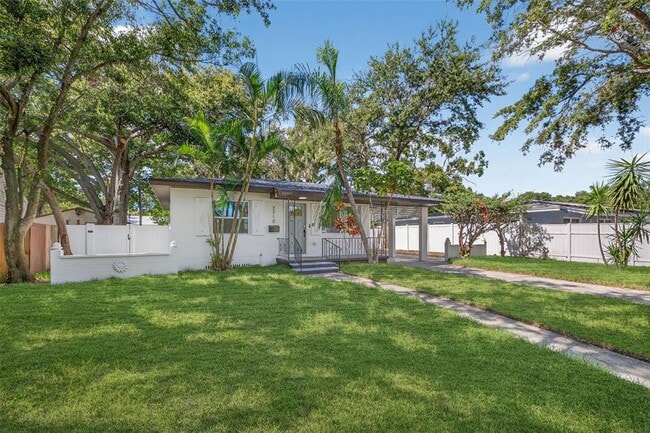 Building Photo - 2710 Boca Ciega Dr N