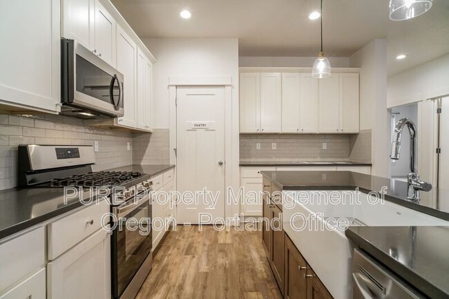 Building Photo - 995 SE Olive Way