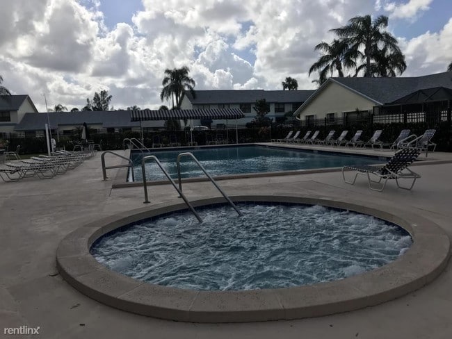 Building Photo - 3 br, 2 bath Townhome - 9087 SW 22nd St Apt A