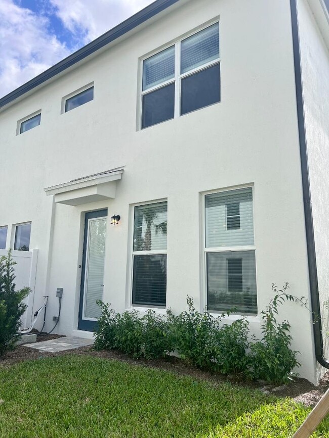 Building Photo - 6081 Carre Wy