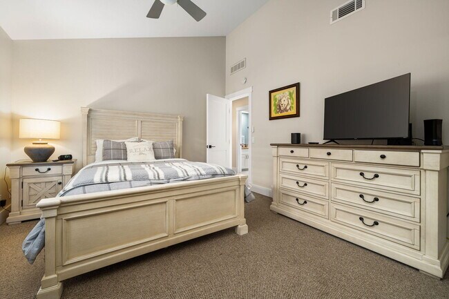 Building Photo - 321 Bouquet Canyon Dr