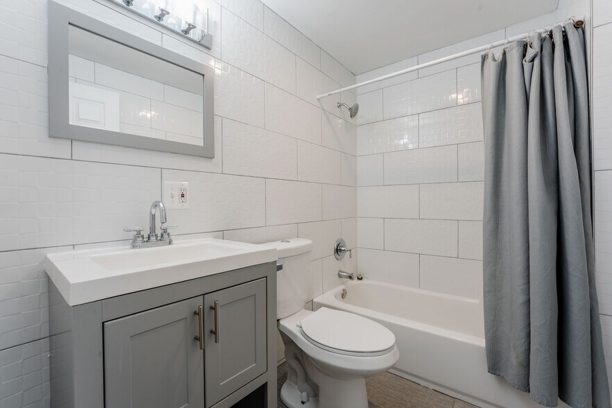 Building Photo - 1876 N Hoyne Ave