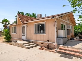 Charming 2bed 1 bath back house - 7516 Valaria Dr
