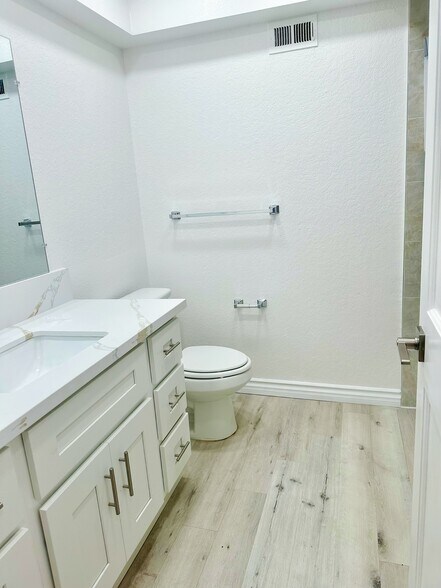 Building Photo - 10968 Buckingham Way