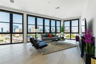 Building Photo - 800 Embassy Dr