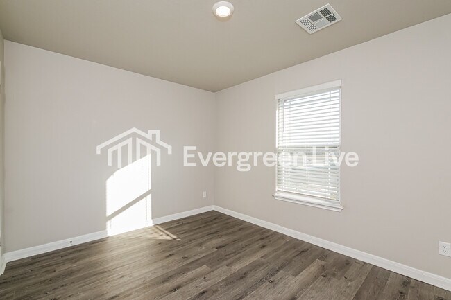 Building Photo - 1600 Maroon Dr