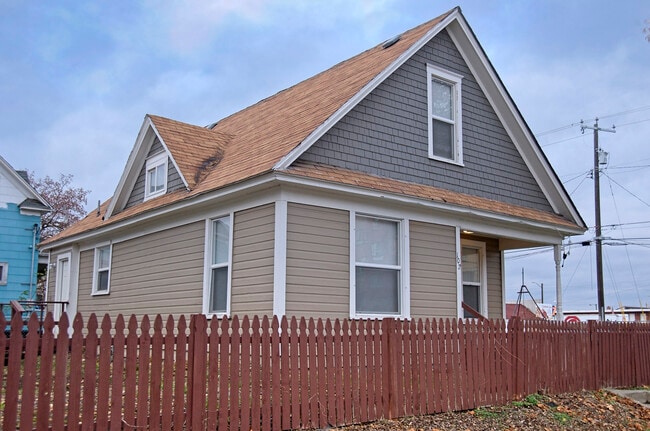 Primary Photo - 102 S Perry St