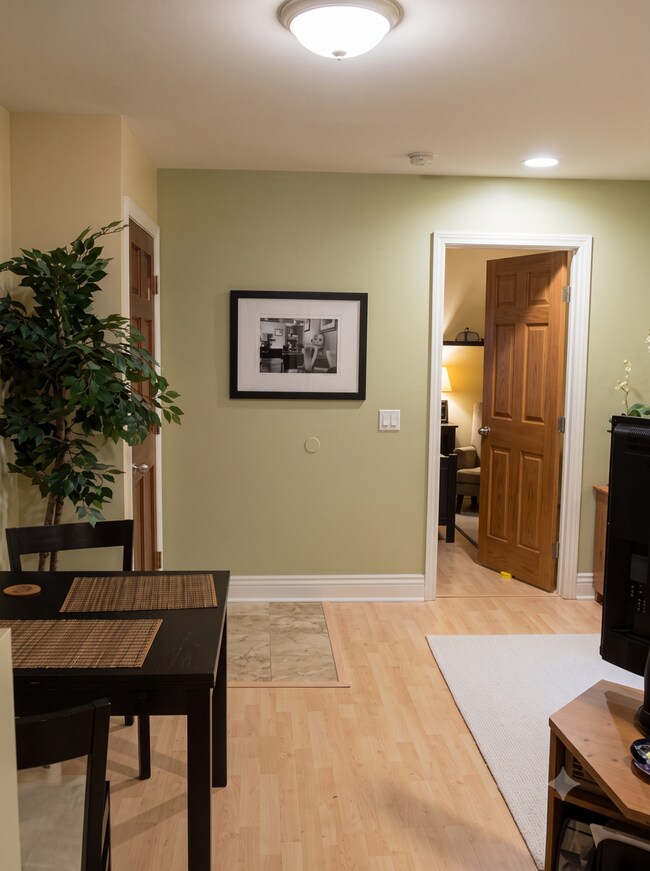 Building Photo - Jade Coast Gem 1bd 1ba Upper Condo Unit