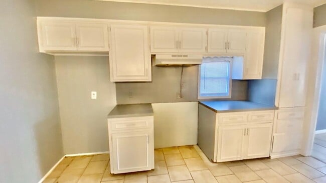 Building Photo - Handyman Special $0 First Month's Rent / “You fix, you SAVE BIG!!” Contact Mayshell for details: ...