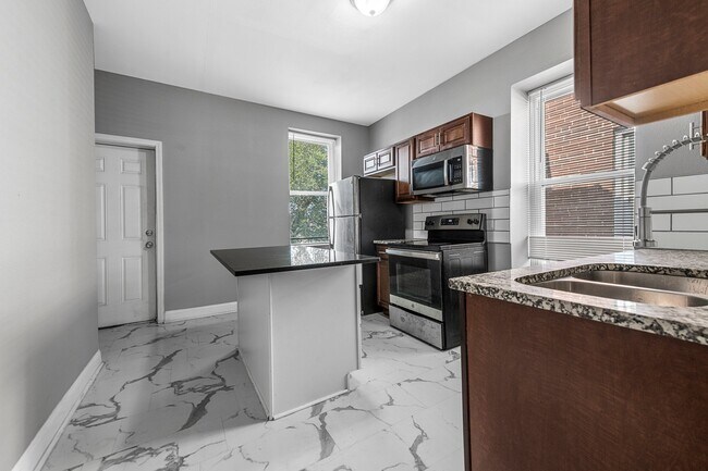 Building Photo - 4922-24 Wise