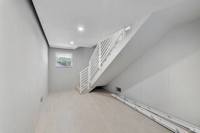 Building Photo - 99 Seaside Ave