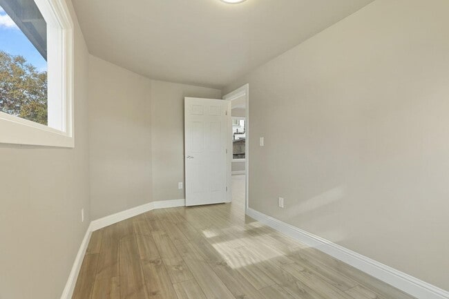 Building Photo - 498 S 5th St