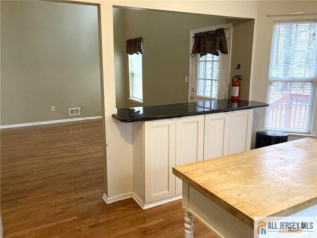 Building Photo - 212 Hawthorne Rd