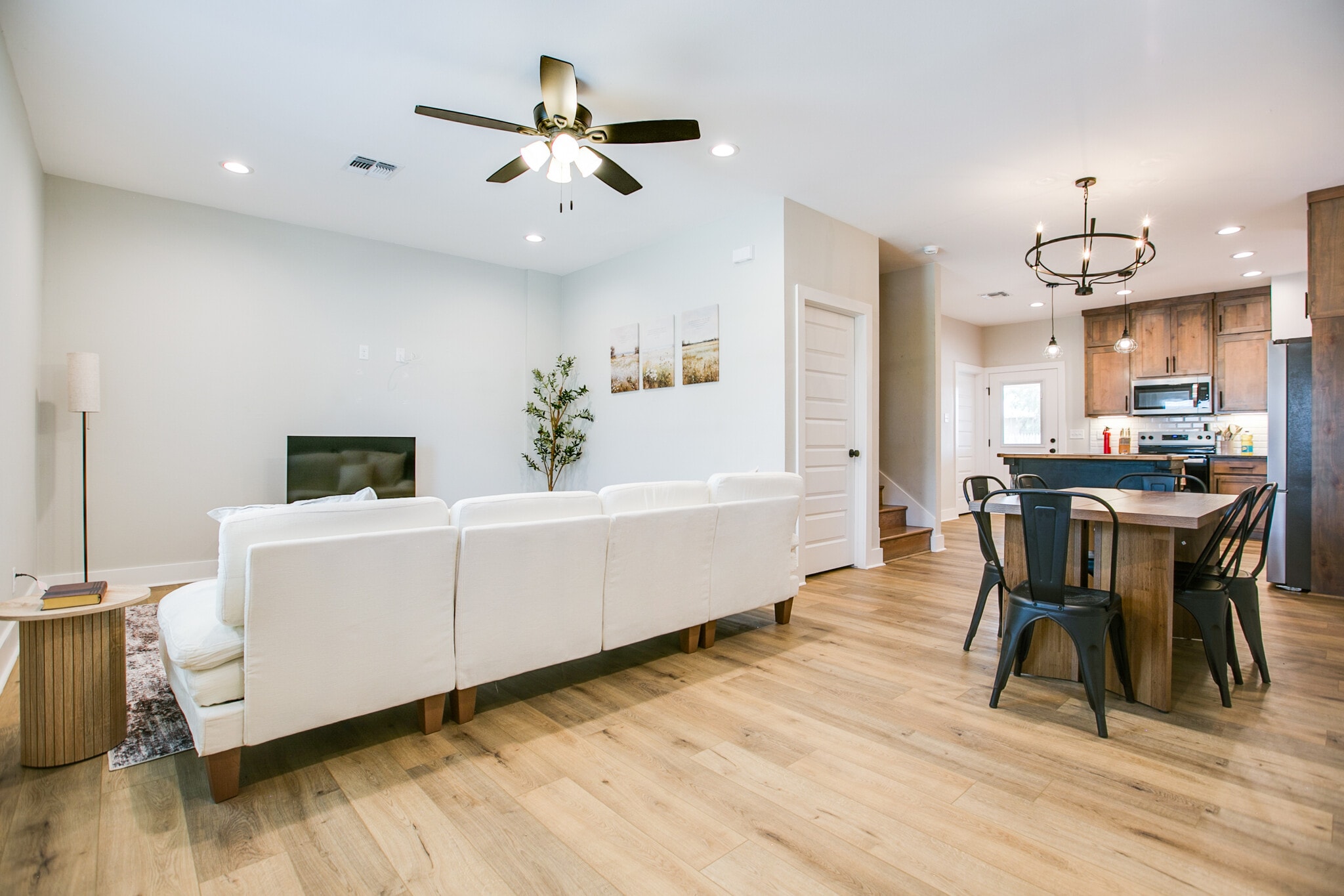 Building Photo - 1009 Holiday Dr