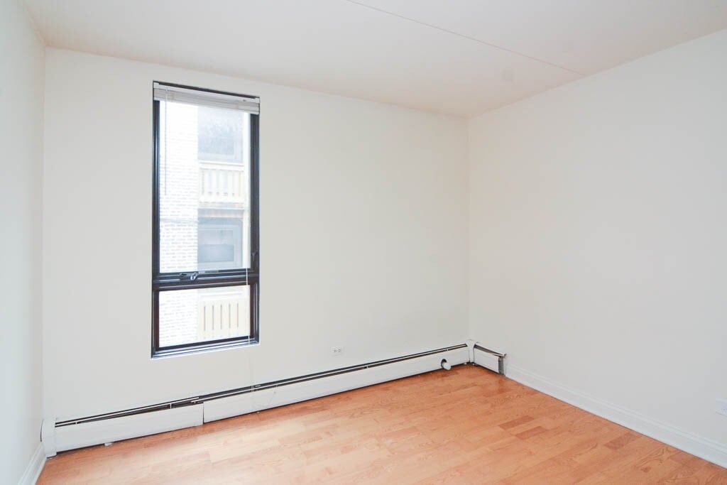 Building Photo - 622 W Wellington Ave