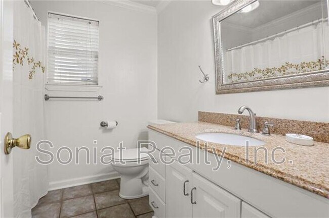 Building Photo - 4421 Lakewood Dr
