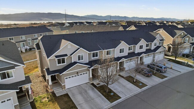Building Photo - Stunning townhome on Sleepy Ridge