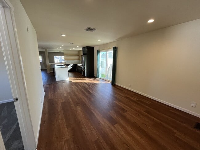 Building Photo - Recently renovated 2 bed 2 bath in Sacramento!