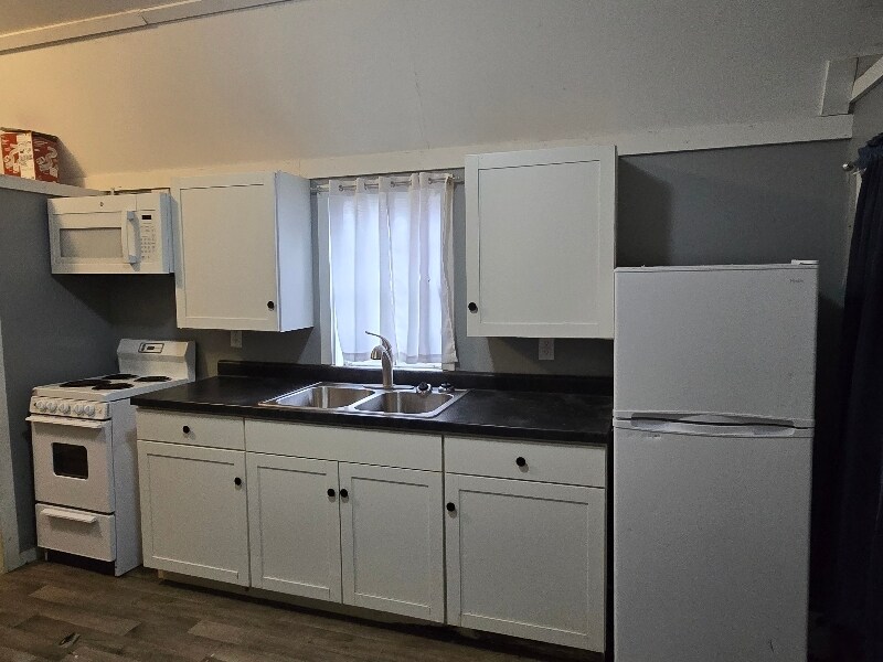 Building Photo - 8880 E State Rd 54